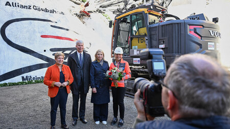 »Gemeinwesen ausgeplündert«: Minister Bilger (M.) beim Baustart ...