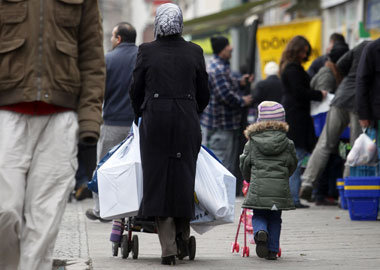Von der sozialen Spaltung besonders betroffen: Migranten in Berl...