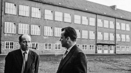 Eberhard Hesse und Willy Brandt auf dem Hof der Fritz-Karsen-Sch... Eberhard Hesse und Willy Brandt auf dem Hof der Fritz-Karsen-Sch...