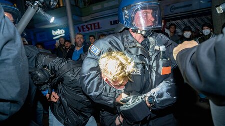 Polizei im Einsatz gegen palästinasolidarische Demonstranten (Be...