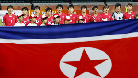 Schön mitgesungen: Die nordkoreanische Fußballnationalmannschaft... Schön mitgesungen: Die nordkoreanische Fußballnationalmannschaft...