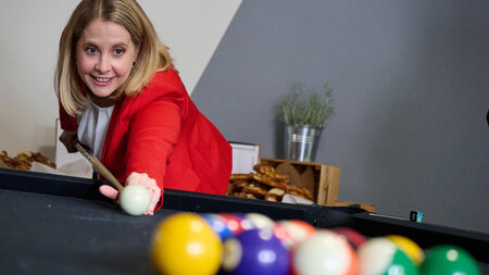 Holt zum Stoß aus: Bundesministerin Verena Hubertz (Berlin, 14.1... Holt zum Stoß aus: Bundesministerin Verena Hubertz (Berlin, 14.1...