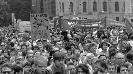 Vor der Abwicklung: Kundgebung zur Erinnerung an die Opfer des F... Vor der Abwicklung: Kundgebung zur Erinnerung an die Opfer des F...