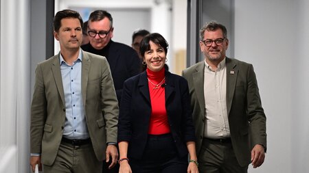 Haben sich gefunden (v. l.): Steffen Krach (SPD), Elif Eralp (Li... Haben sich gefunden (v. l.): Steffen Krach (SPD), Elif Eralp (Li...