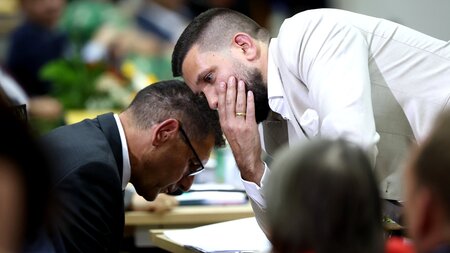 Zu dicht dran? Der BSW-Landtagsabgeordnete Thomas Schulze (l.) m... Zu dicht dran? Der BSW-Landtagsabgeordnete Thomas Schulze (l.) m...