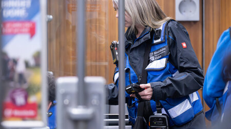 In der Rheinbahn tragen Fahrkartenkontrolleure mittlerweile Body... In der Rheinbahn tragen Fahrkartenkontrolleure mittlerweile Body...