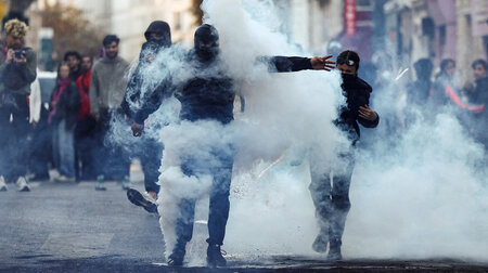 Eingehüllt in Tränengas: Demonstranten protestieren gegen die st... Eingehüllt in Tränengas: Demonstranten protestieren gegen die st...