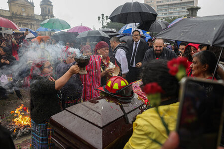 Mit einem Maya-Ritual wurde der ermordete Rechtsanwalt Solorzano... Mit einem Maya-Ritual wurde der ermordete Rechtsanwalt Solorzano...