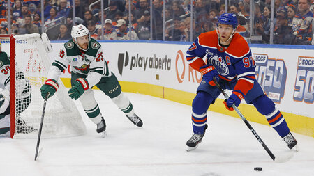 Panik im Blick des Wild-Verteidigers Jonas Brodin, denn Connor M... Panik im Blick des Wild-Verteidigers Jonas Brodin, denn Connor M...