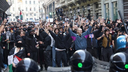 Anhänger der jungen Basisbewegung »Italia in Piazza« protestiere... Anhänger der jungen Basisbewegung »Italia in Piazza« protestiere...