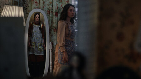 Vor dem Spiegel der Medusa: Michelle Dockery und Zoe Colletti (r... Vor dem Spiegel der Medusa: Michelle Dockery und Zoe Colletti (r...