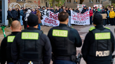Am Freitag demonstrierten Schüler vor dem Andreas-Gymnasium in B... Am Freitag demonstrierten Schüler vor dem Andreas-Gymnasium in B...