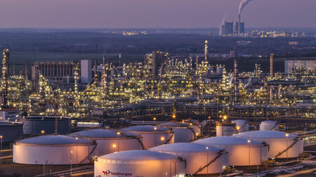 Bald ist Weihnachten: Total Energies Raffinerie im Chemiepark Le... Bald ist Weihnachten: Total Energies Raffinerie im Chemiepark Le...