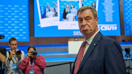 Schaut dumm aus der Wäsche: Markus Söder am Freitag auf dem CSU-... Schaut dumm aus der Wäsche: Markus Söder am Freitag auf dem CSU-...