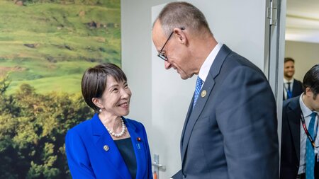 Kennen sich bereits: Japans Premierministerin Takaichi Sanae tri...