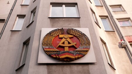 Auch ein Wappen hatte sich die DDR gegeben – unerhört! Auch ein Wappen hatte sich die DDR gegeben – unerhört!