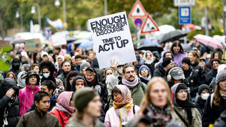 Rund 2.500 Menschen protestierten gegen die Razzia im »Casa Kuà«...