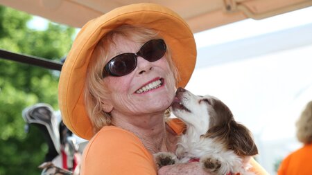 Elke Sommer mit Hund Smiley im Juni 2018