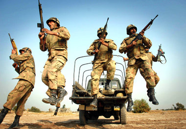Pakistanische Soldaten bei einer Übung in Muzzafargarh bei Multa...