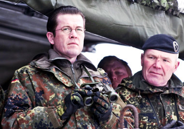 Im Tarnfleck bei der Truppe – Verteidigungsminister Guttenberg (...