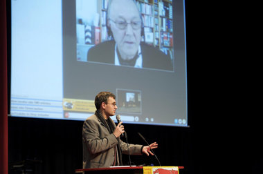 Michel Chossudovskys Beitrag wurde per Videokonferenz übertragen...