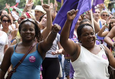 Rund 10000 Menschen demonstrierten zum Auftakt des Treffens im b...
