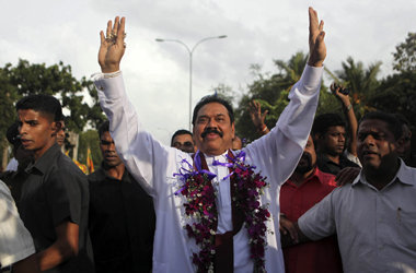 Rajapakses (Bildmitte) Rechnung ist aufgegangen: Er ist wieder P...