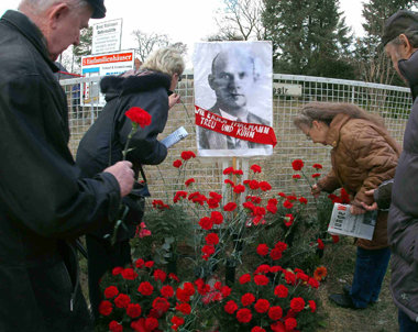 Thälmann-Ehrung vor der geschlossenen Gedenkstätte Ziegenhals 20...