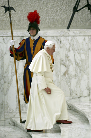 Auf Tuchfühlung mit der äußersten klerikalen Rechten: Papst Bene... Auf Tuchfühlung mit der äußersten klerikalen Rechten: Papst Bene...