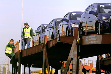 Verladen und verkauft. Opel-Arbeiter in Antwerpen, Belgien, Okto...