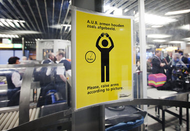 Körperscanner im Testbetrieb am Amsterdamer Flughafen Schiphol, ...