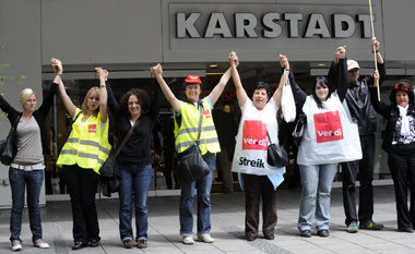 Menschenkette von Karstadt-Beschäftigten im Juni in München