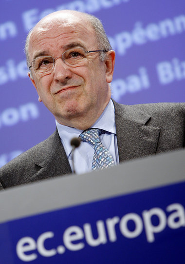 Währungskommissar Joaquín Almunia verkündet die Entscheidung, de...