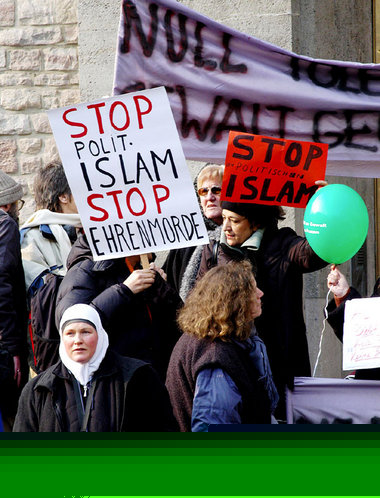 Paßt nicht ins Feinbild: Musliminnen gegen einen reaktionären Is... Paßt nicht ins Feinbild: Musliminnen gegen einen reaktionären Is...