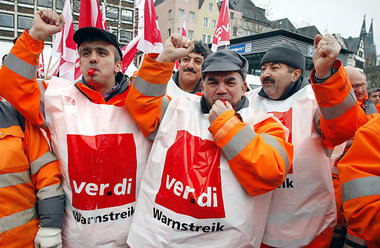 Mitarbeiter der Müllabfuhr demonstrierten am Donnerstag in Köln