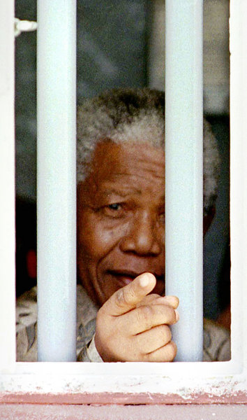 Nelson Mandela schwor dem bewaffneten Kampf gegen das Apartheidr...