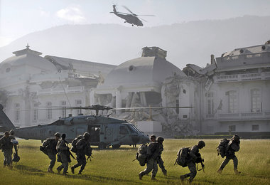 US-Soldaten vor dem zerstörten Präsidentenpalast in Port-au-Prin...