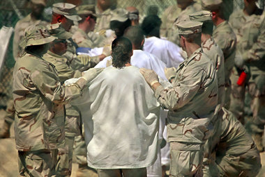 Guantánamo Bay, 12. Mai 2009: Suche nach unerlaubten Gegenstände...