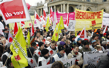 Beschäftigte des öffentlichen Dienstes am Montag auf dem Opernpl...