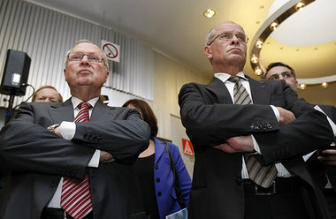 Der große Konsens. Vorsitzender Berthold Huber (IG Metall/r.) un...