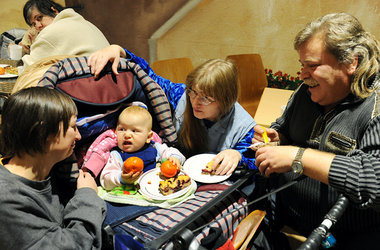 Grauer Alltag in der BRD: »Restaurant der Herzen« für Bedürftige...