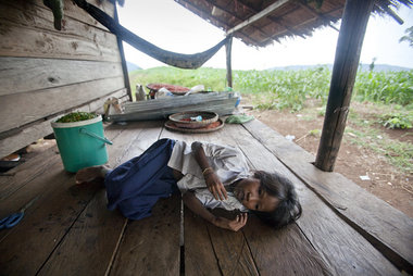 Die neunjährige Chhay Meth leidet an einer Malaria-Attacke. In i...