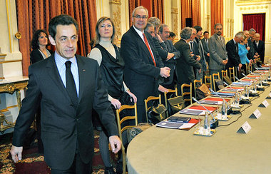 Staatschef Sarkozy, hier mit seinem Kabinett, hält sich vor den ...