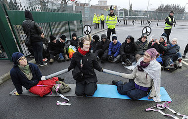 Proteste vor dem Werkstor der britischen Waffenfirma »Atomic Wea...