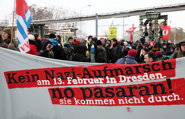 Tausende Antifaschisten verhinderten am Samstag in Dresden eine ...