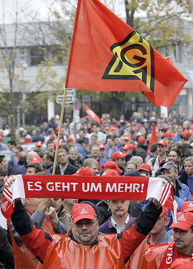 IG Metaller 2008 in Düsseldorf vor dem Daimler-Werk IG Metaller 2008 in Düsseldorf vor dem Daimler-Werk