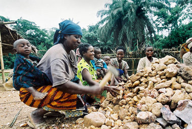 Eine Baustelle nahe der Provinzstadt Goma im Ostkongo: Frauen, v...