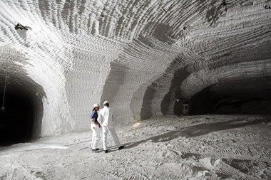 Mitarbeiter des Bundesamtes für Strahlenschutz begutachten die A...
