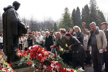 9. Mai 2007: Das Denkmal des sowjetischen Soldaten wurde von der...