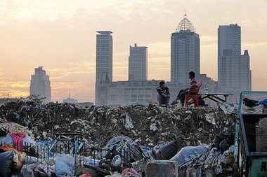 Wohnen im Slum am Rande der Metropole Jakarta: Der Aufschwung ge...